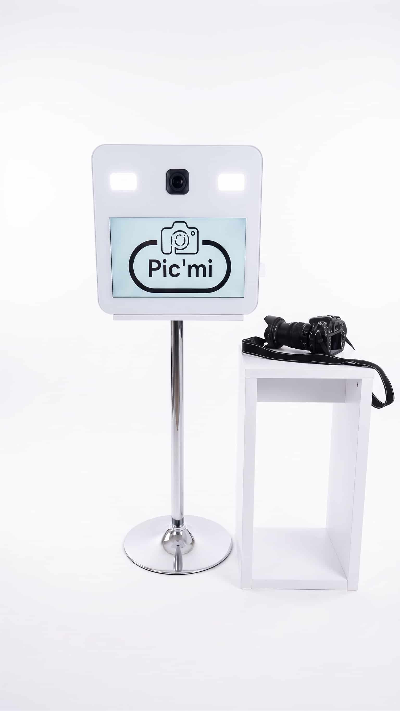 Invités posant devant le photobooth avec des accessoires lors d'un mariage