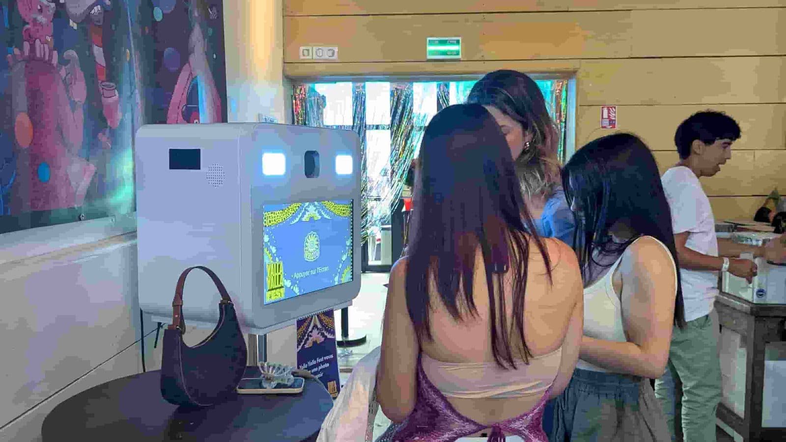 Jeunes participants utilisant la borne photo lors d'un festival