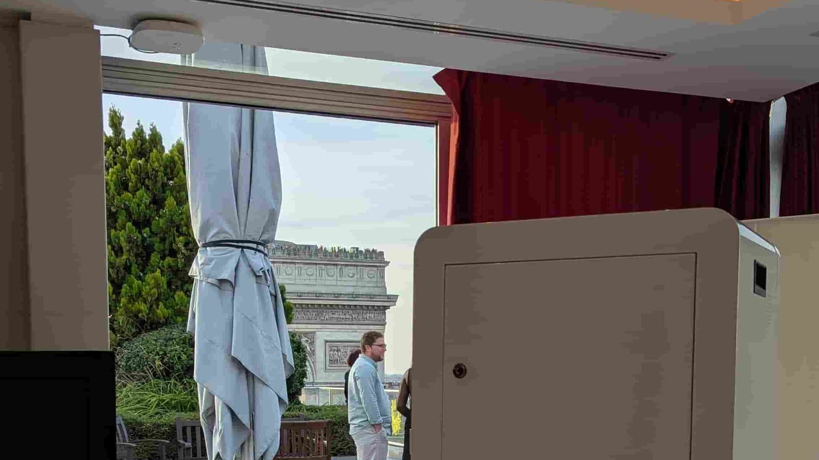 Borne photo Pic'mi installée pour une soirée sur une terrasse face à l'Arc de Triomphe