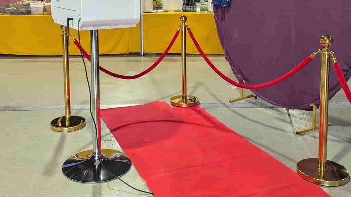 Borne photo avec tapis rouge et poteaux à corde lors d'un événement