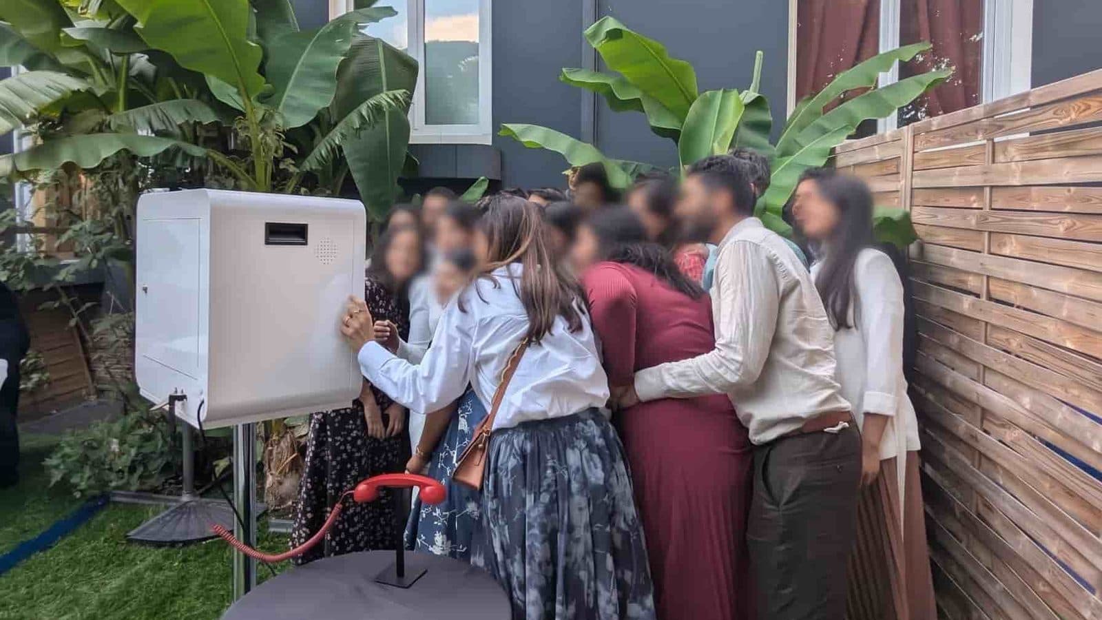 Groupe d'invités posant ensemble devant la borne photo lors d'une réception